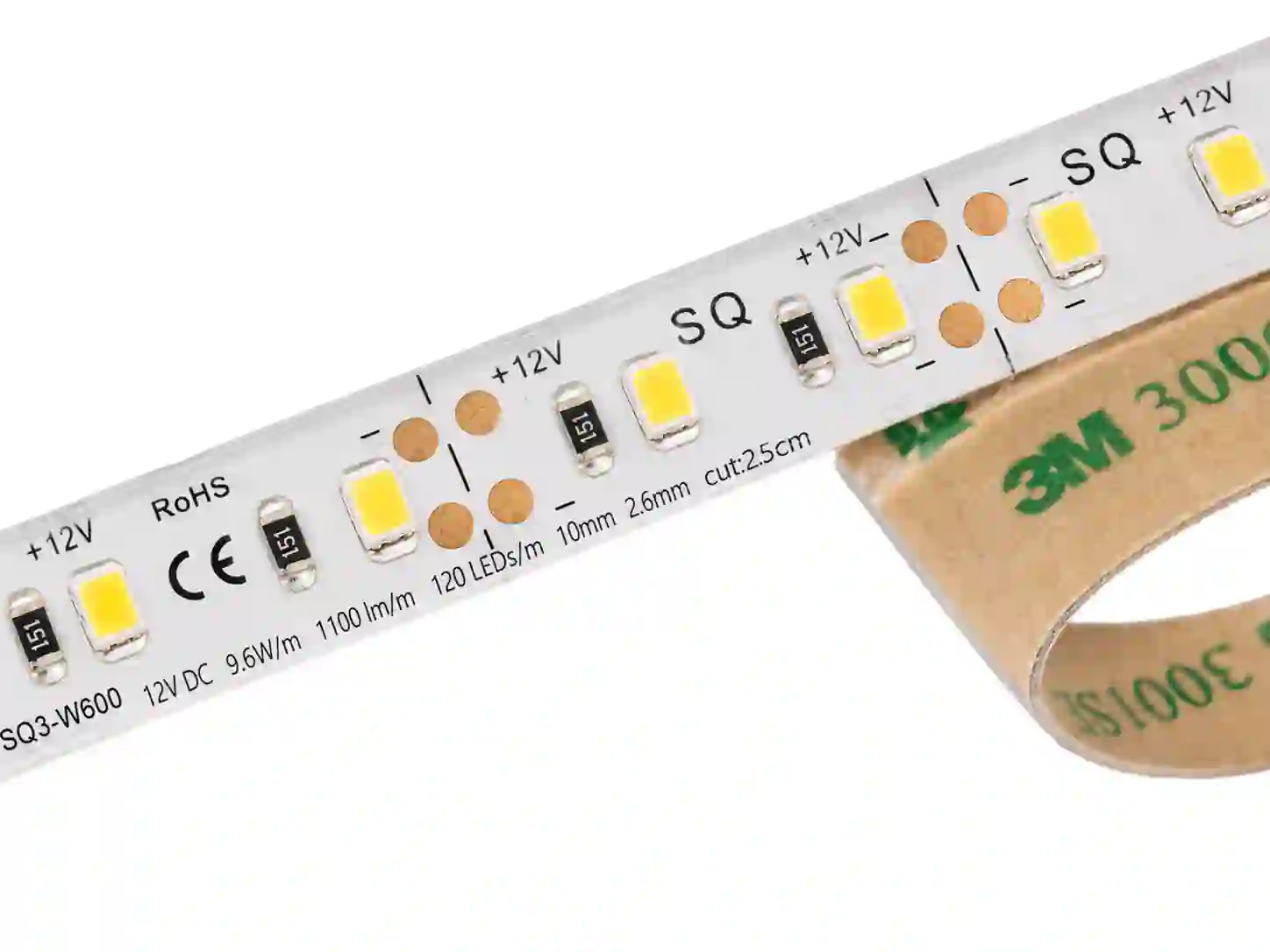 Detail zalitého LED pásku SQ3-W600 2835 SMD 10mm šířka s 3M samolepící páskou a silikonovým zalitím IP52